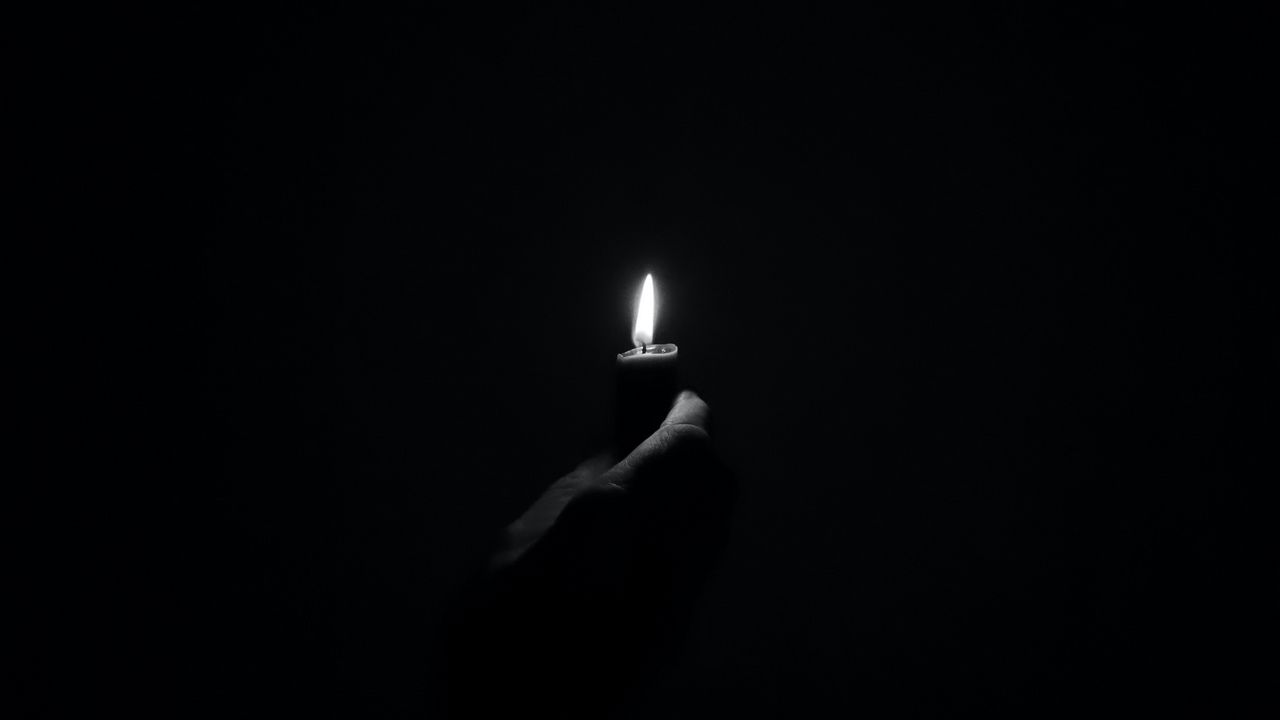 Обои свеча, огонь, свет, рука, черно-белый, черный