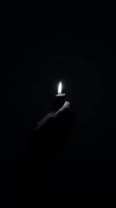 Превью обои свеча, огонь, свет, рука, черно-белый, черный