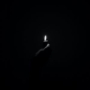 Превью обои свеча, огонь, свет, рука, черно-белый, черный