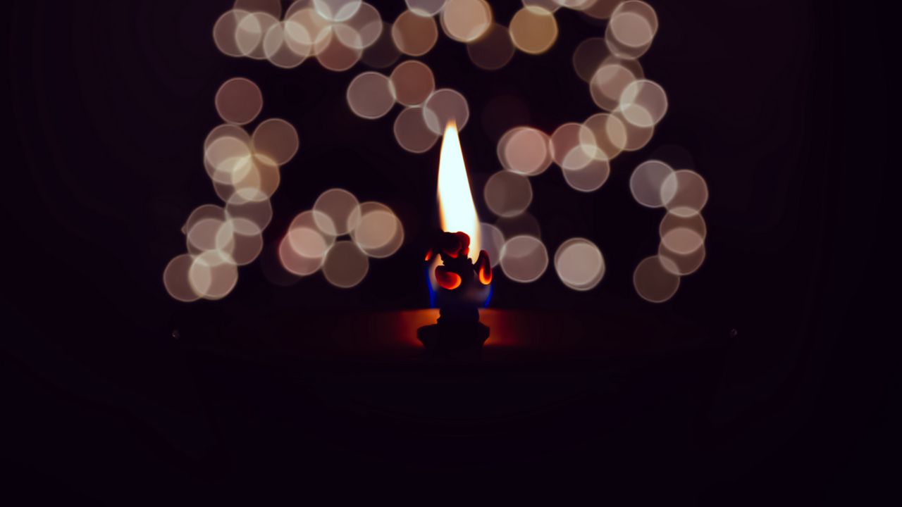 Обои свеча, огонь, темнота, блики, боке