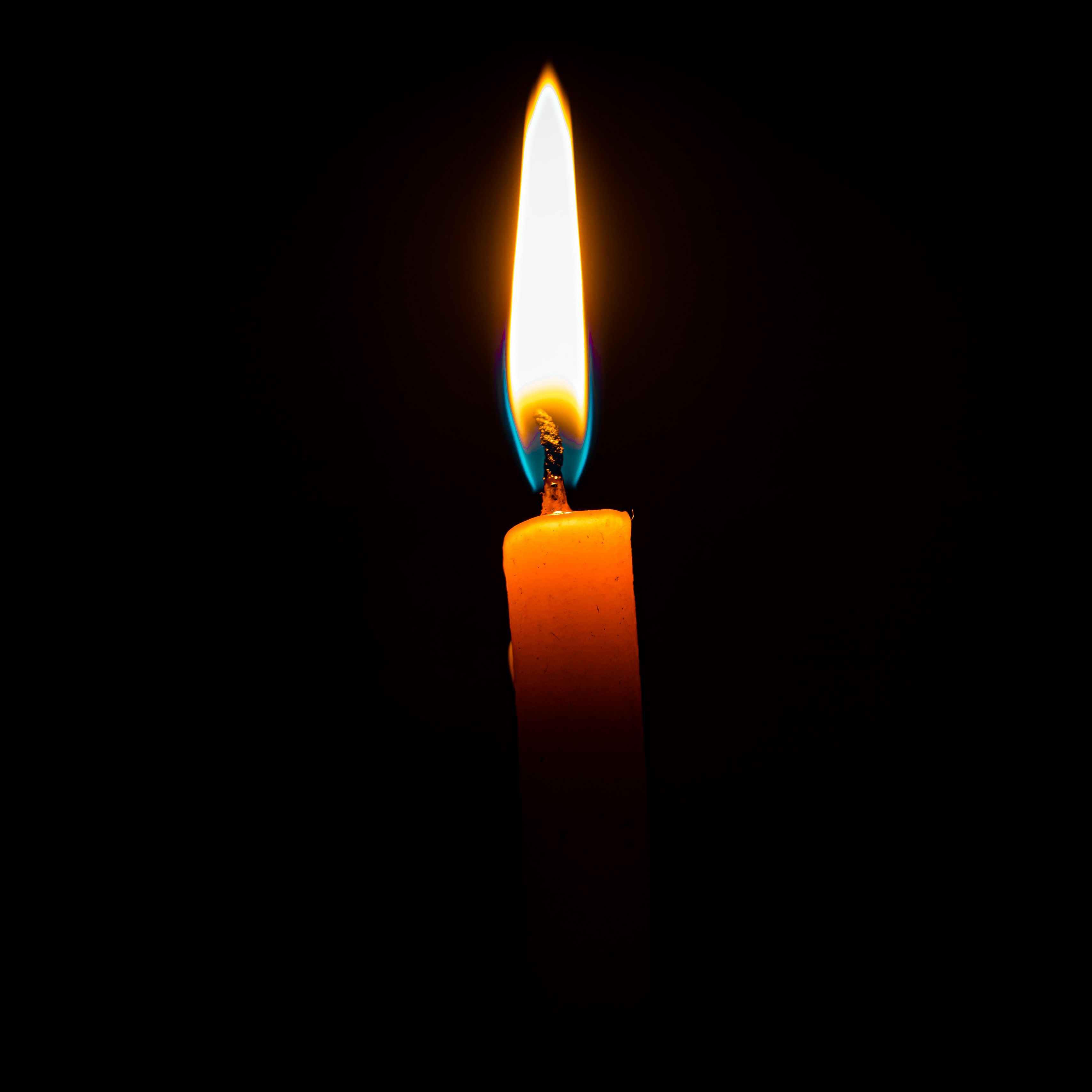Свеча памяти. Свеча скорби. Траурная свеча. Свеча на темном фоне. Черная свеча памяти