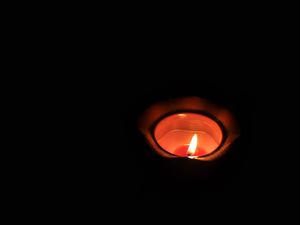 Превью обои свеча, огонь, темный, темнота
