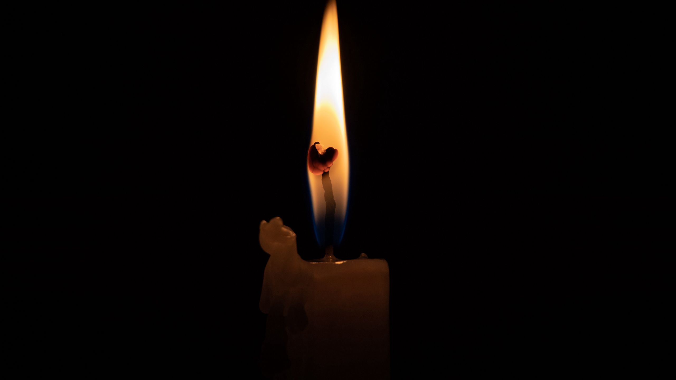 фото горящей свечи скорби