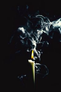 Превью обои свеча, пламя, дым, темный