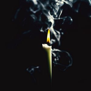 Превью обои свеча, пламя, дым, темный