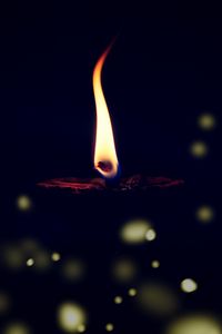 Превью обои свеча, пламя, огонь, блики, размытость, темный