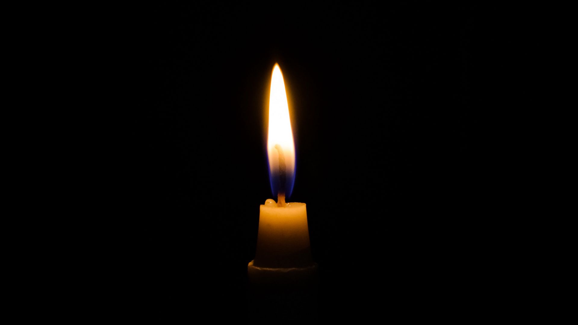 Видео свеча на черном фоне. Свеча скорби. Свеча соболезнования. Траурная свеча. Свеча на черном фоне.