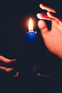 Превью обои свеча, пламя, руки, темнота