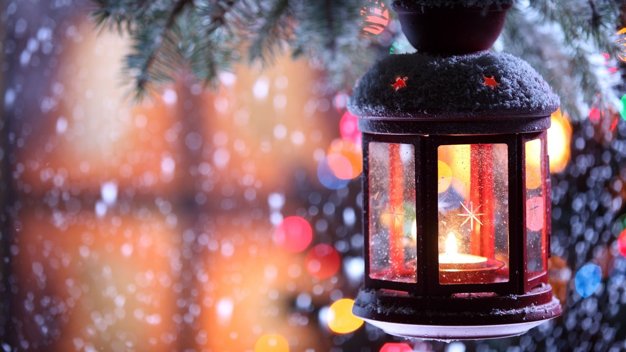 Обои свеча, подсвечник, фонарик, ветка, снег, зима, снежинки, елка