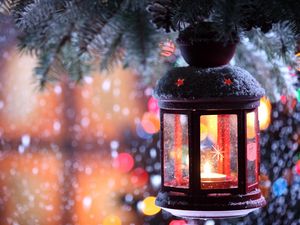 Превью обои свеча, подсвечник, фонарик, ветка, снег, зима, снежинки, елка