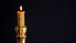Превью обои свеча, подсвечник, огонь, темный