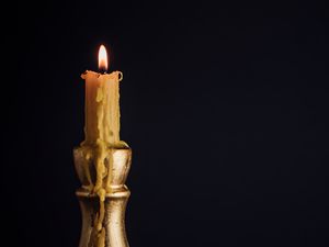 Превью обои свеча, подсвечник, огонь, темный