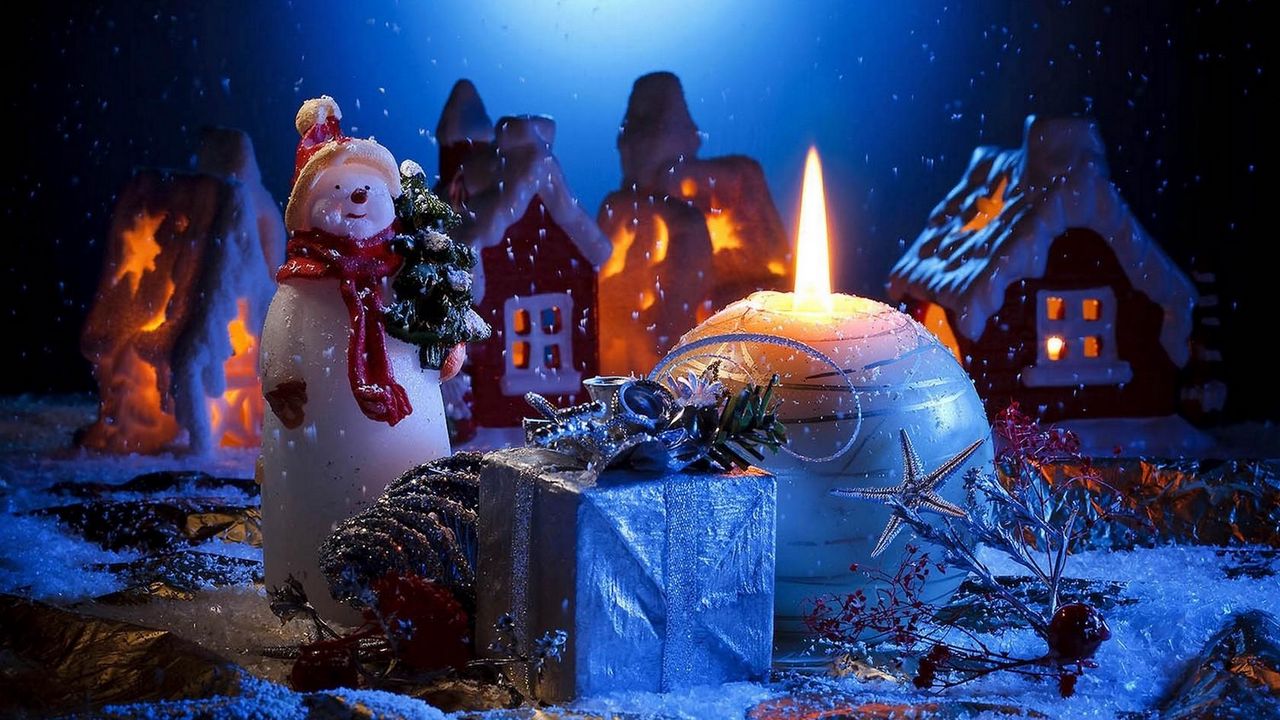 Обои свеча, снеговик, подарок, дома, праздник, новый год, рождество