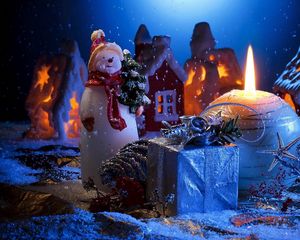 Превью обои свеча, снеговик, подарок, дома, праздник, новый год, рождество