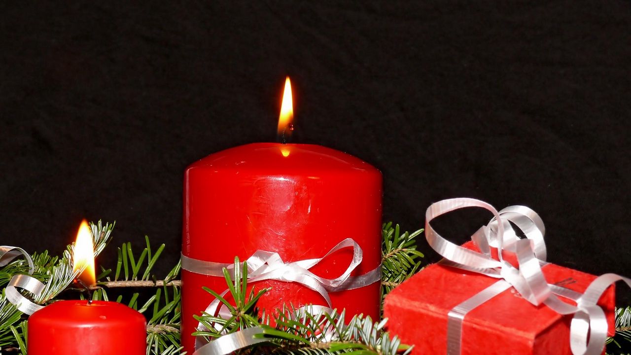 Обои свечи, хвоя, ленты, огонь, праздник, рождество