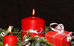 Превью обои свечи, хвоя, ленты, огонь, праздник, рождество