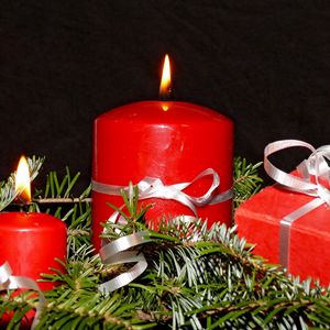 Превью обои свечи, хвоя, ленты, огонь, праздник, рождество