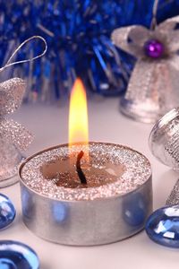 Превью обои свечи, колокольчики, елочные игрушки, мишура, атрибуты, рождество, новый год, праздник