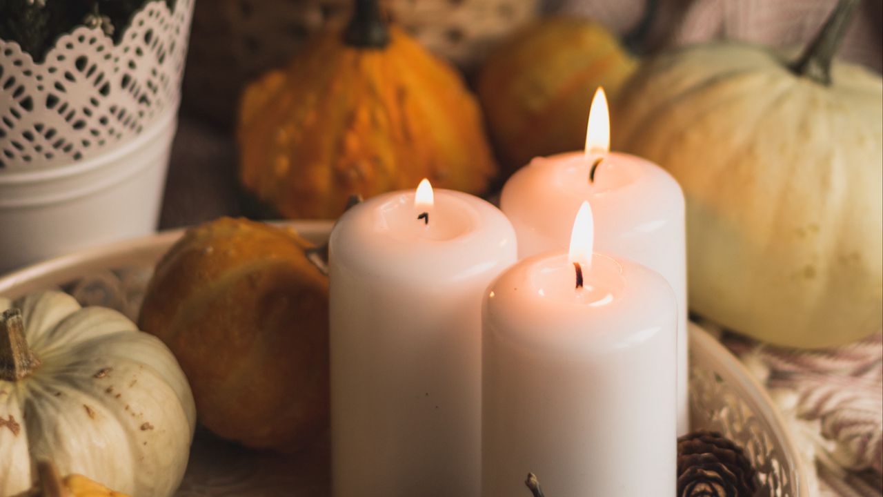 Обои свечи, пламя, хэллоуин, тыквы, шишки