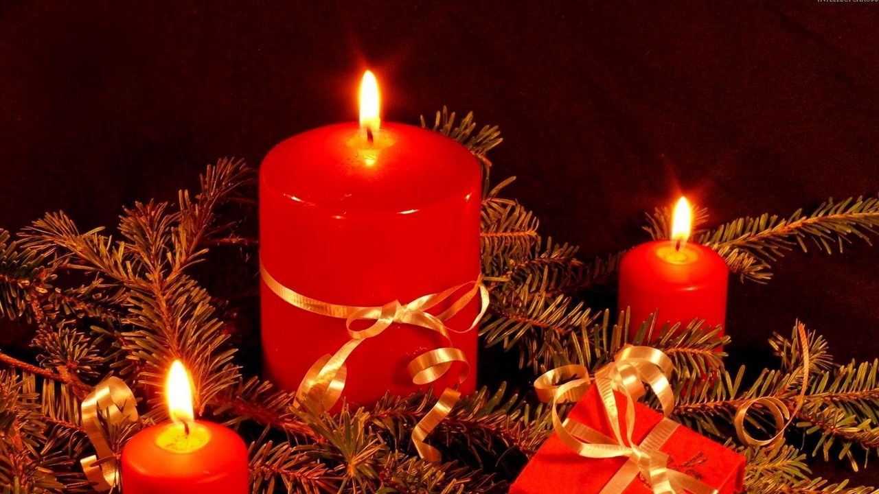 Обои свечи, ветка, хвоя, огонь, подарок, праздник, рождество
