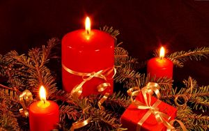 Превью обои свечи, ветка, хвоя, огонь, подарок, праздник, рождество