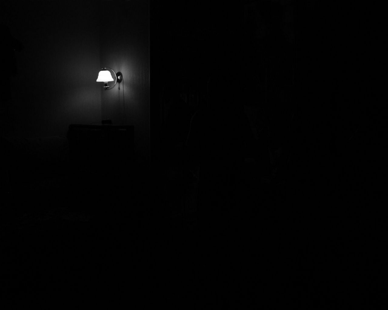 Продолжить темнота. Комната в темноте. Свет в темноте. Свет в темной комнате. Темная комната без света.