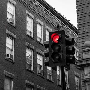 Превью обои светофор, город, здания, красный, свечение