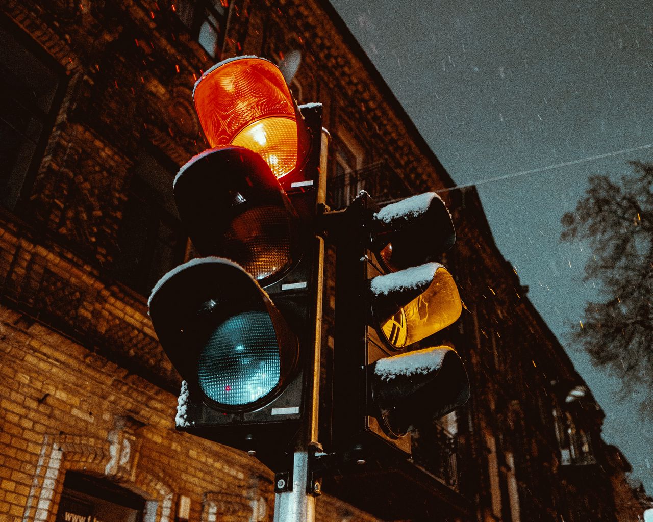 Скачать 1280x1024 светофор, снег, ночь, свет обои, картинки стандарт 5:4