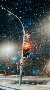 Превью обои светофор, снег, столб, дорожный знак, улица, городской
