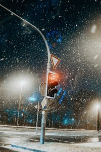 Превью обои светофор, снег, столб, дорожный знак, улица, городской