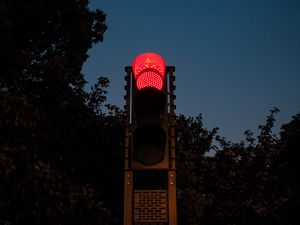 Превью обои светофор, столб, вечер