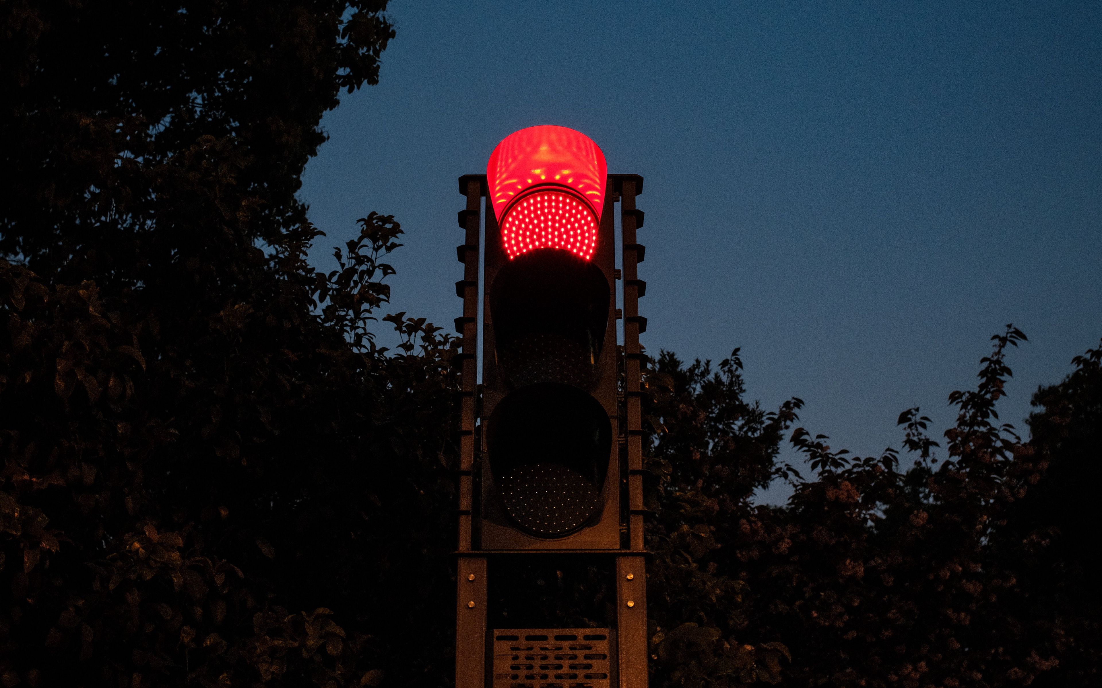 Вечер 4 3 24. Светофор на столбе. Красный свет. Космический светофор.