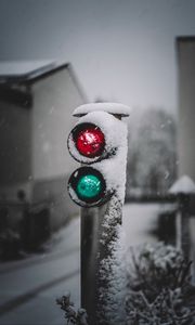 Превью обои светофор, знак, красный, свечение, снег