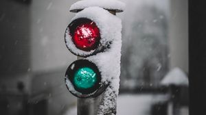 Превью обои светофор, знак, красный, свечение, снег