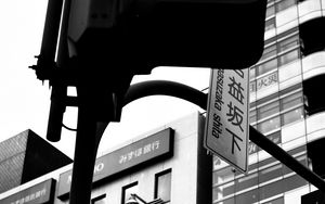 Превью обои светофоры, улица, надписи, иероглифы, токио, япония, чб