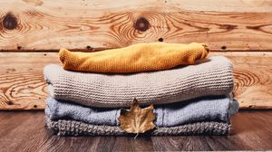 Превью обои свитеры, листок, сухой, осень, эстетика