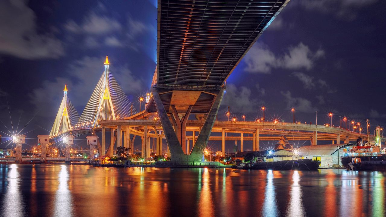Обои таиланд, бангкок, мост, ночь, огни, фонари, подсветка, река, отражение, hdr
