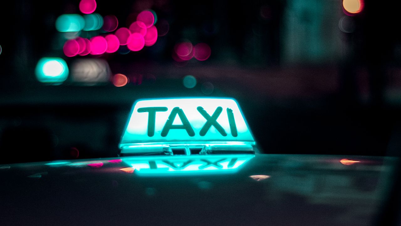 Обои такси, надпись, блики, свет