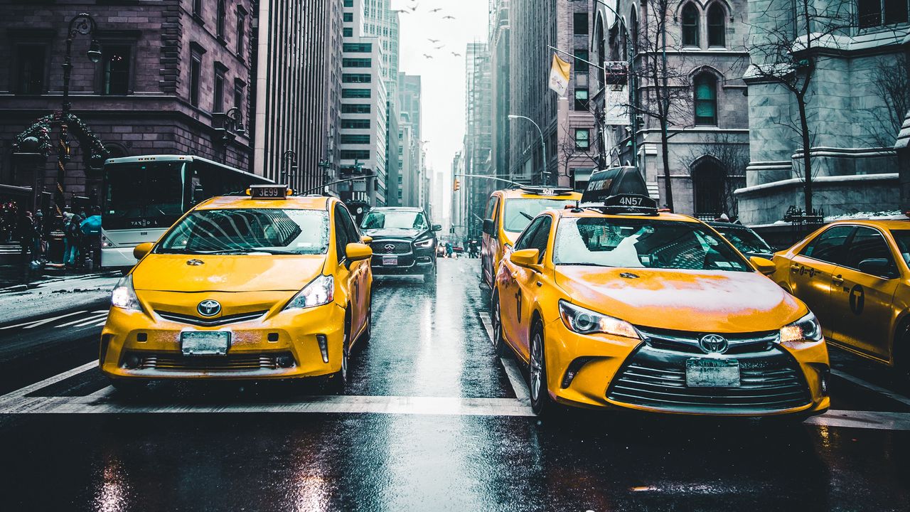 Обои такси, небоскребы, город, движение