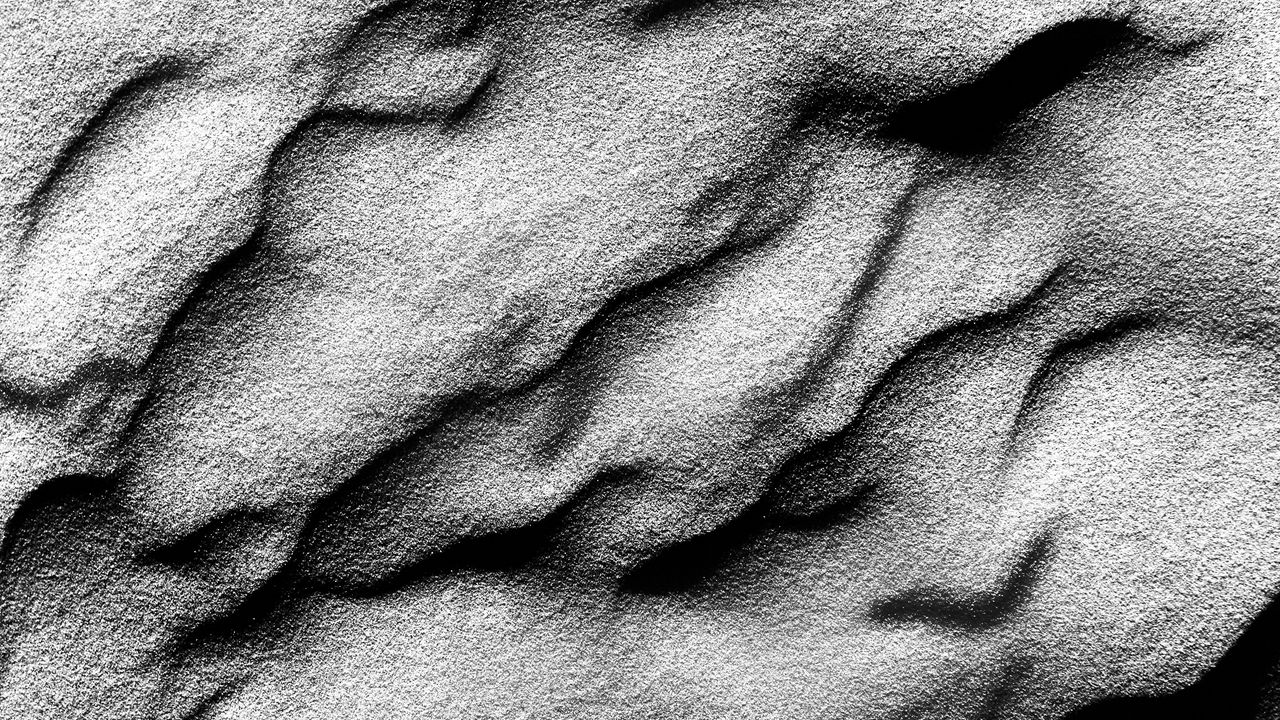 Обои текстура, песок, волны, чб, серый