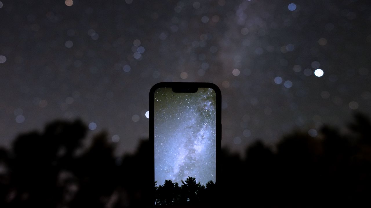 Обои телефон, iphone, экран, млечный путь, деревья, ночь