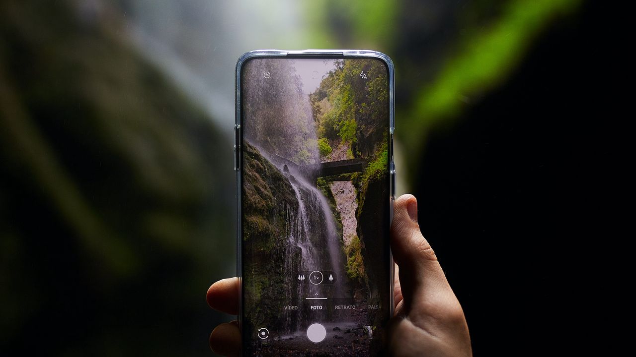 Обои телефон, камера, рука, водопад