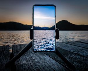 Превью обои телефон, лодка, озеро, фотография