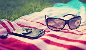Превью обои телефон, очки, полотенец, лето, пляж