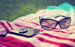 Превью обои телефон, очки, полотенец, лето, пляж
