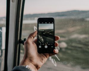 Превью обои телефон, рука, окно, фото, фокус