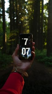 Превью обои телефон, рука, время, лес, деревья