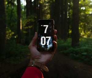 Превью обои телефон, рука, время, лес, деревья