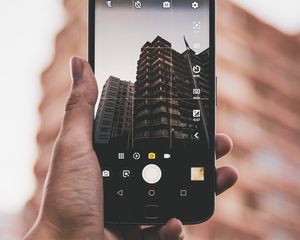 Превью обои телефон, рука, здание, фото