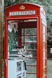 Превью обои телефонная будка, книги, улица